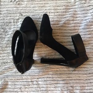 Beautiful CALVIN KLEIN ankle strap pumps